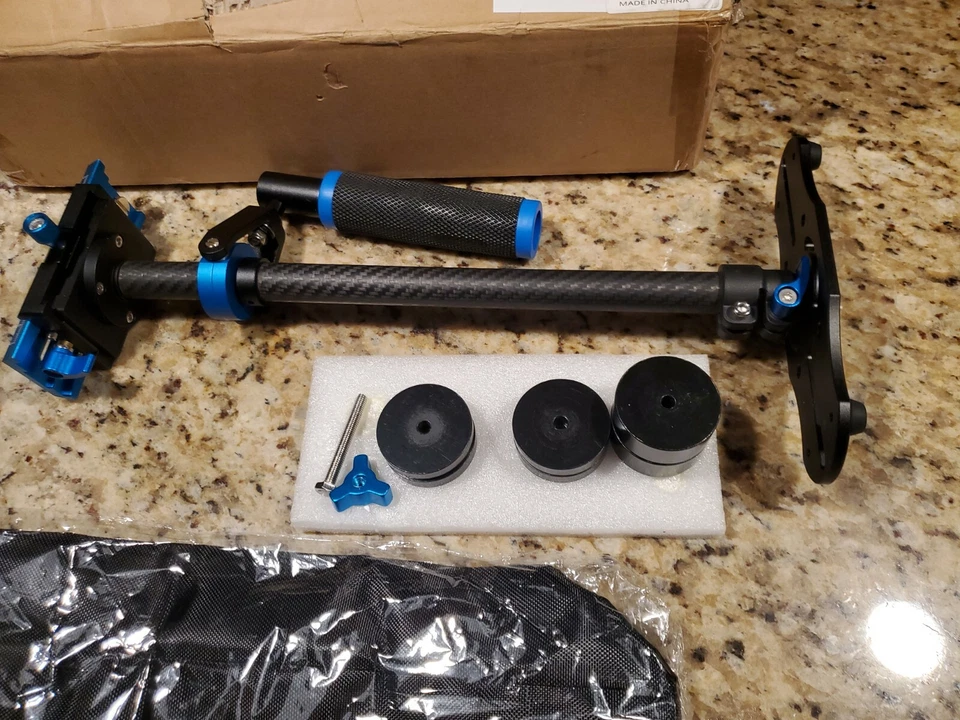 READ Neewer Carbon Fiber 24'' Handheld Stabilizer with Quick Shoe Plate for DSLR - Image 2 of 2