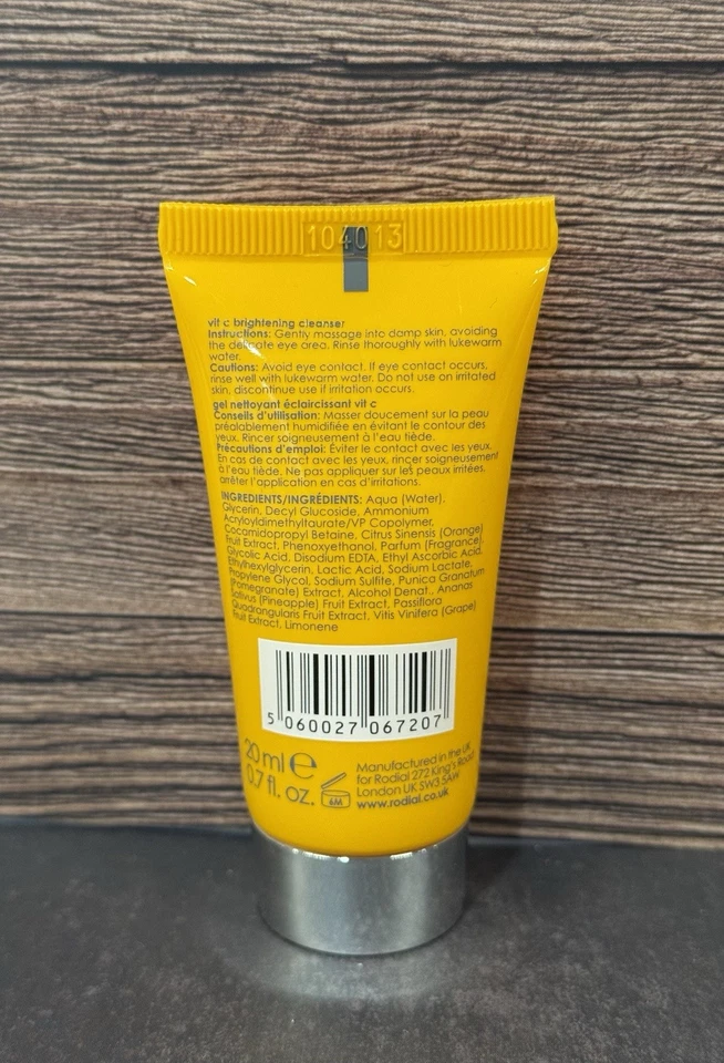 Limpiador facial iluminador con vitamina C Rodial 20 ml tamaño de viaje paquete de 5 Foto 3 de 3