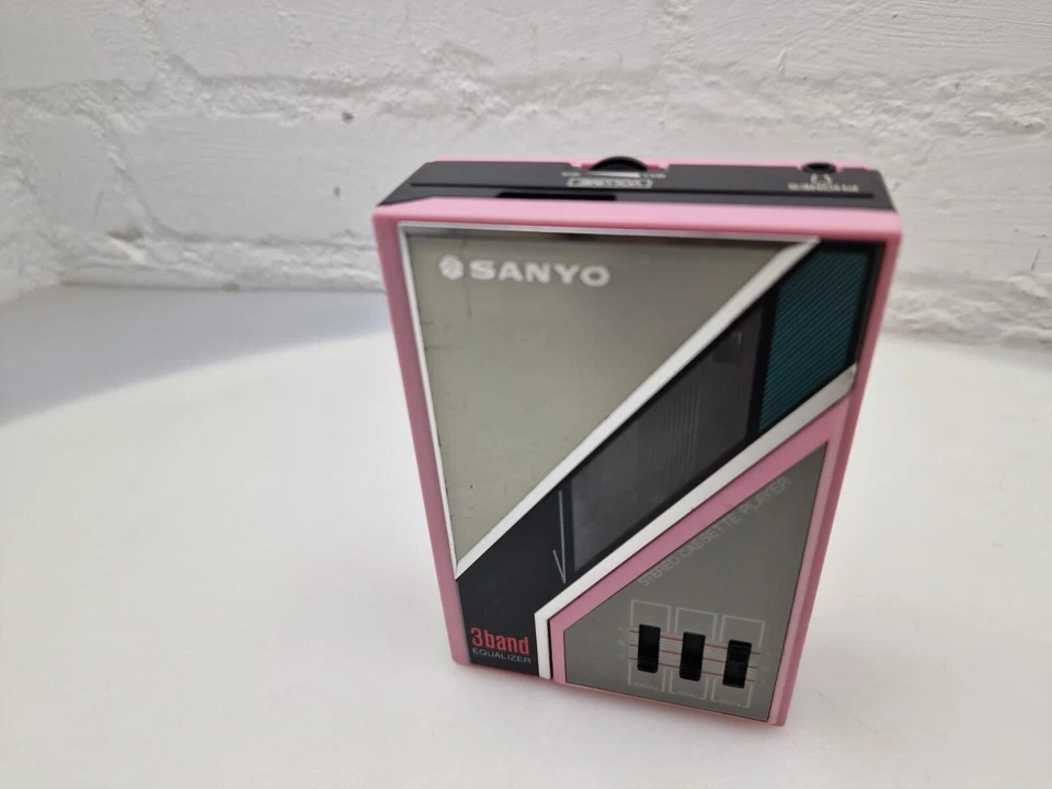 Vintage Sanyo M-GP24 Cassette Player 3 Band Equalizer Very Rare - Tested - Image 3 of 4