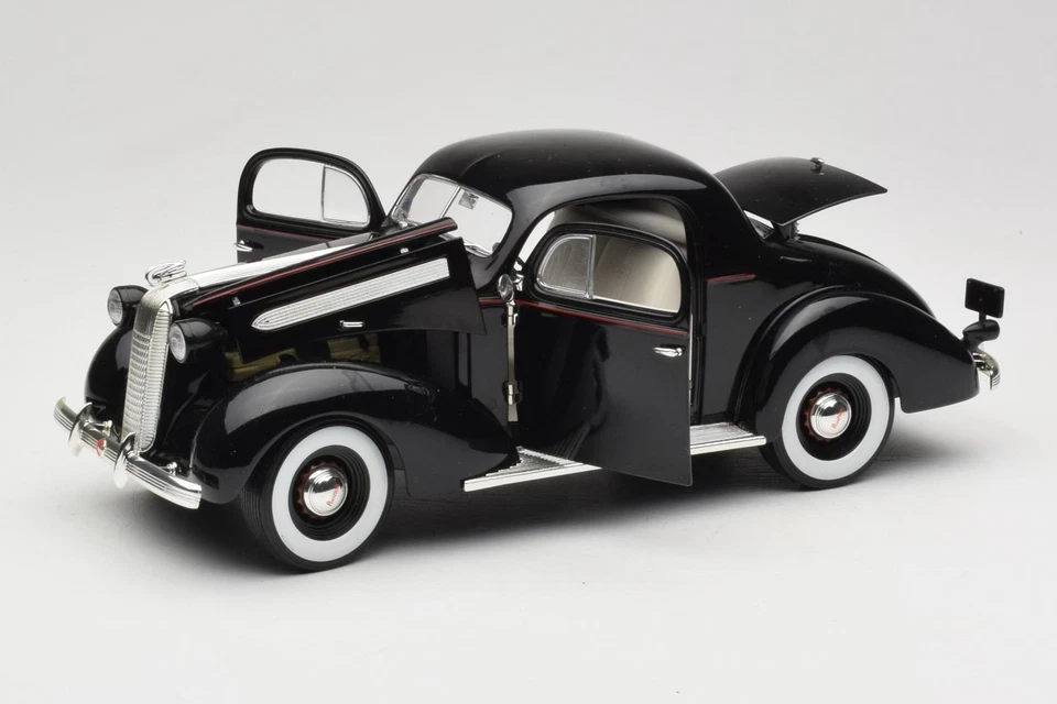 18106 Pontiac Deluxe Black Signature Models 1:18 - Immagine 2 di 4