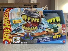 Hot Wheels Toy Car Track Set, City Shark Chomp Beach Playset with 1:64 Scale Die