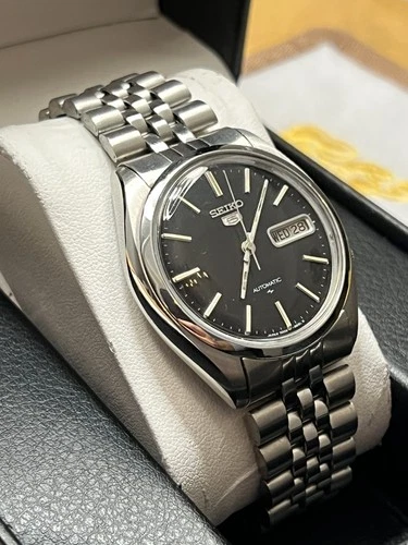 Seiko 5 7009 8750 Black Dial 36MM Day Date Automatic Watch Vintage 1983