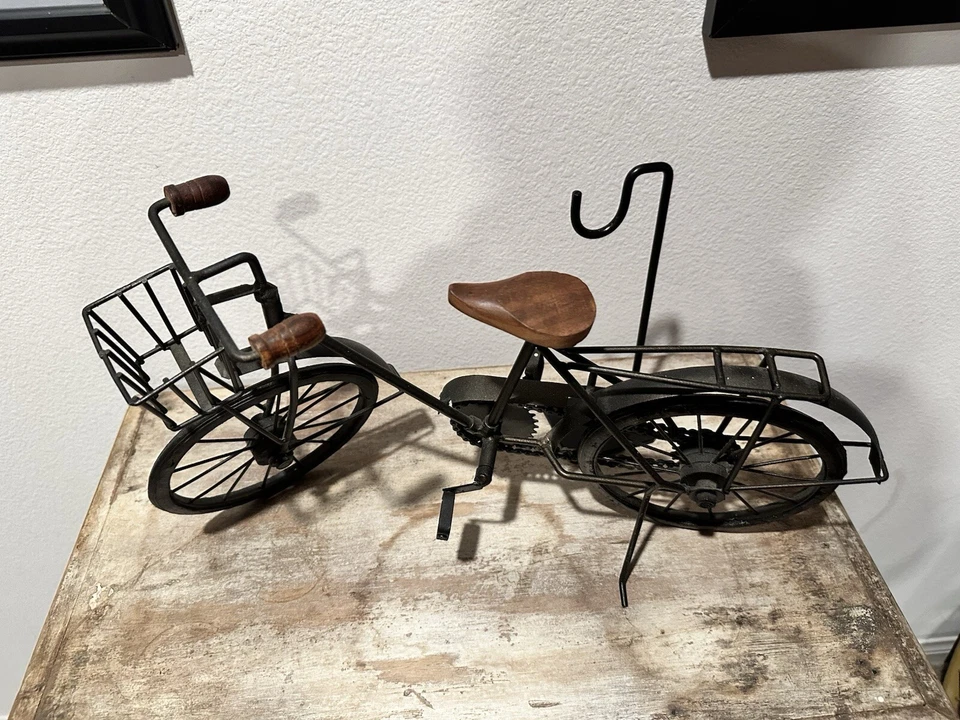 Escultura vintage exhibición de bicicletas asiento/manillar de madera y cesta de metal con soporte Foto 4 de 4