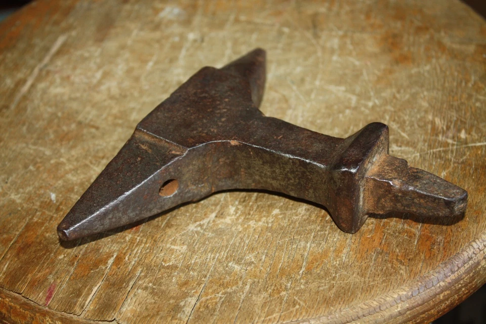 Ancienne petite enclume de bijoutier forgeron - Photo 3/4