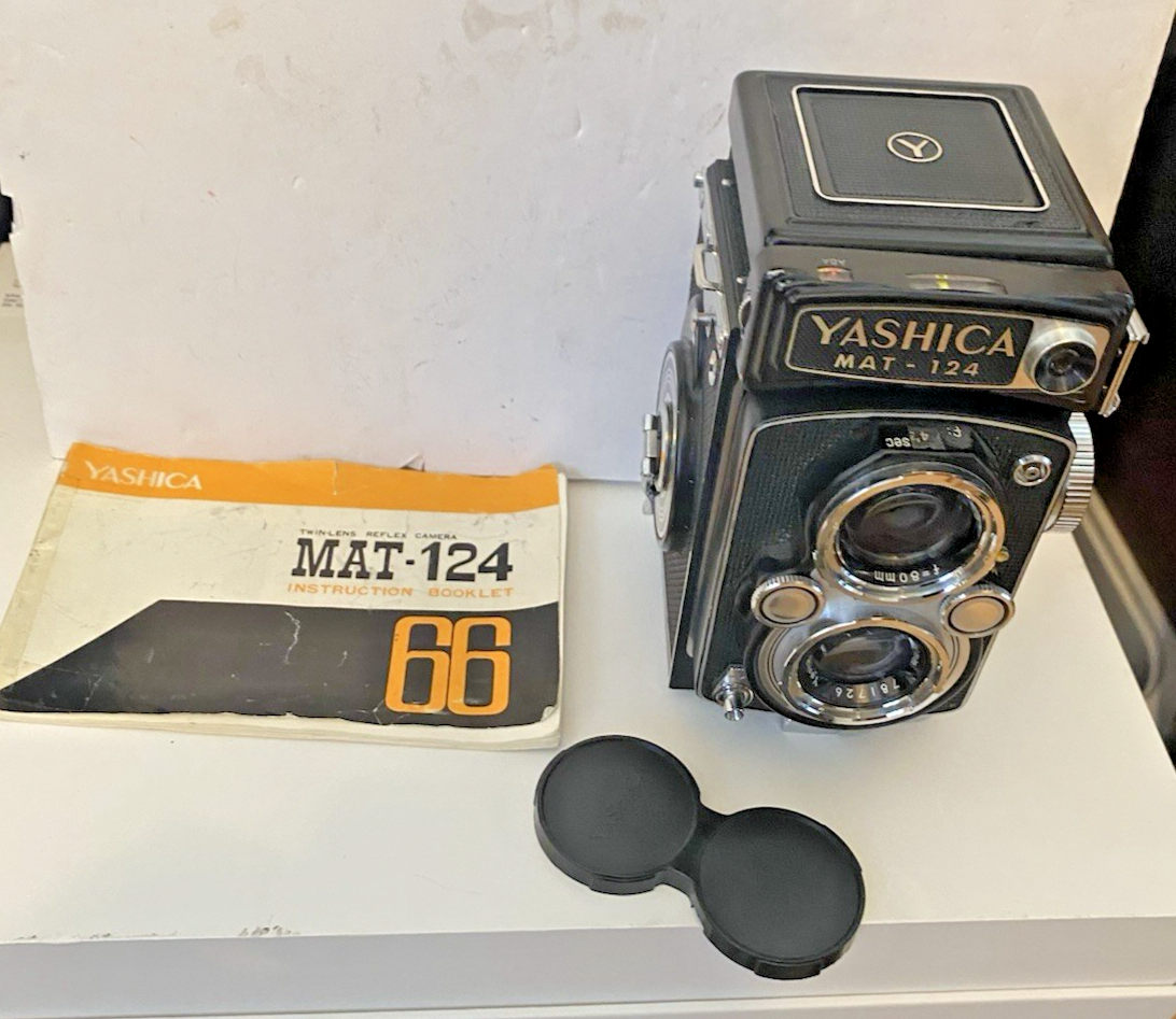 VINTAGE YASHICA MAT - 124 TWIN LENS CAMERA W/ 2.8/3.5 80MM VINTAGE YASHICA MAT - 124 TWIN LENS CAMERA W/ 2.8/3.5 80MM