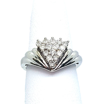 Super Preis-Leistungs-Verhältnis! Cocktail-Ring 14 Karat Weißgold & Diamant Cluster Dreieck Form