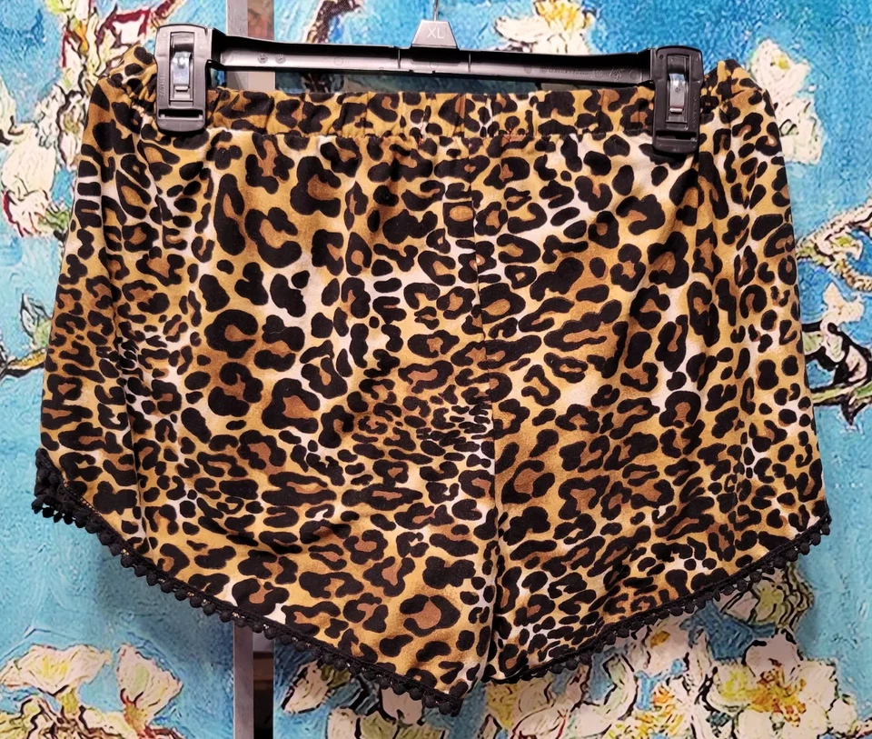 Hot Kiss Women's Short Shorts Size Medium Leopard Print Detail Stretch - Image 2 of 2