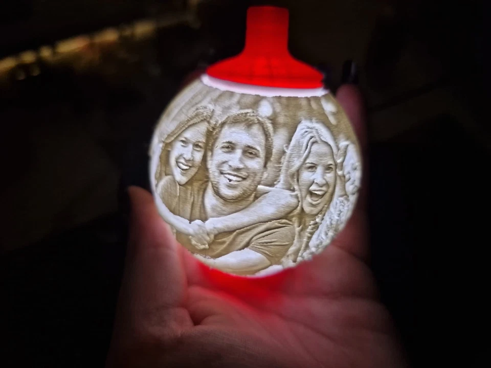 Personalisierte leuchtende Weihnachtskugel mit deinem Wunschfoto - Bild 3 von 3