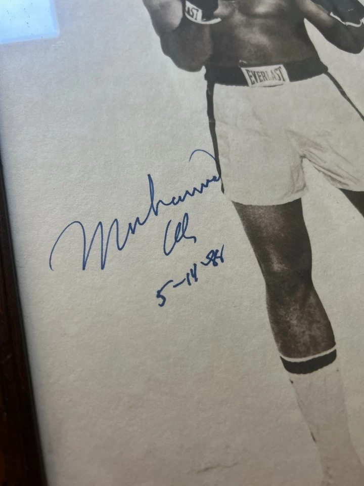 Muhammad Ali ~ Signed Autographed Vintage Everlast Boxing Photo - Image 3 of 3