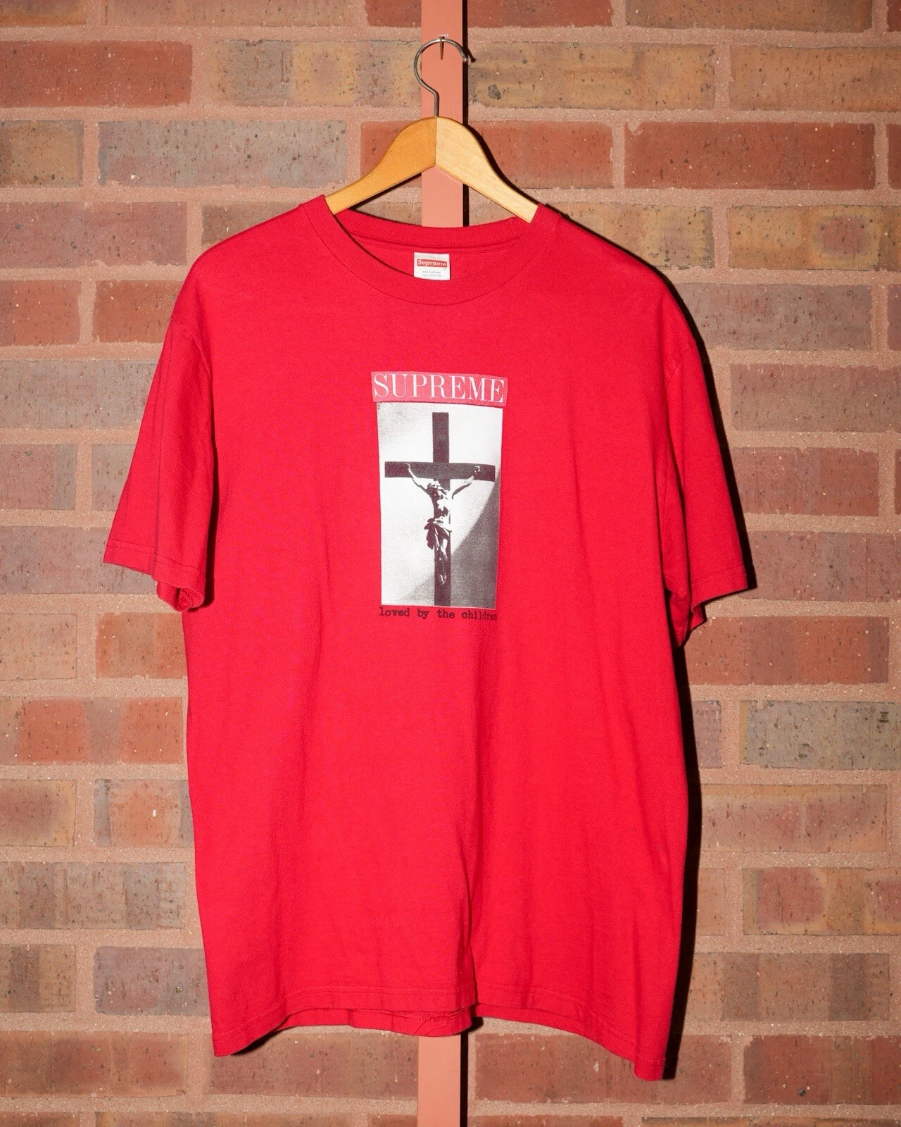 T shirt streetwear Supreme Saved By The Children   T shirt streetwear rouge 100 % authentique