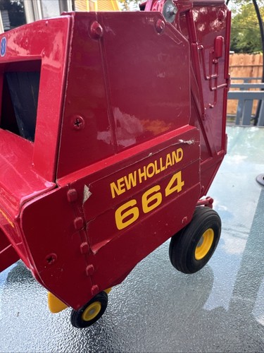 New Holland 664 Round Hay Baler With Bale 1/16 Scale - Picture 2 of 11