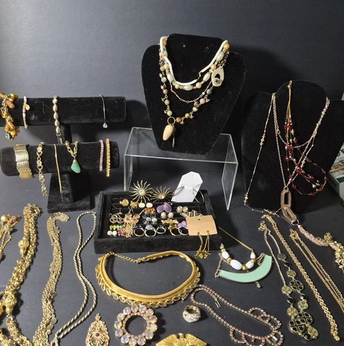 Vintage Gold Tone Costume Jewelry Lot 40+ pcs Necklaces Brooch Rings Earrings...