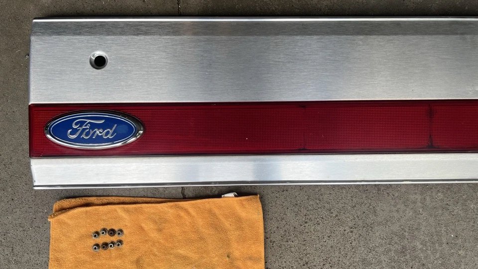 1987-1991 Ford Bronco Tailgate Trim Panel Original OEM FomoCo - Изображение 2 из 4