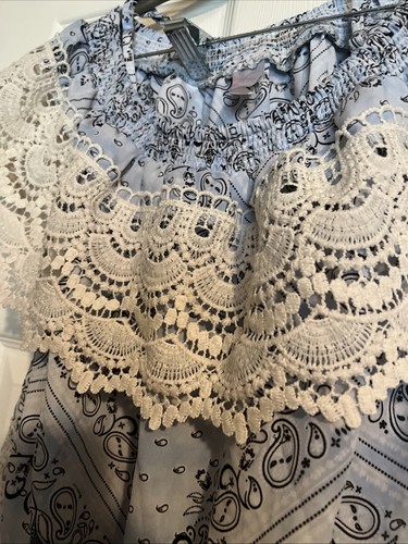 No Boundaries Junior Girls Printed Smocked Off the Shoulder Blouse Size 7-9 Med - Picture 2 of 2