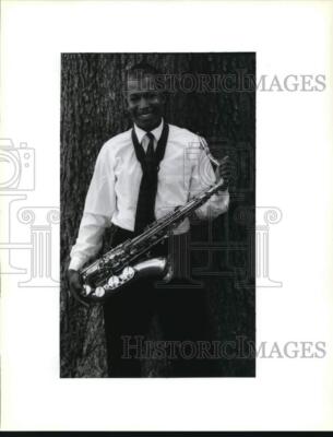 1993 Press Photo Greg Tardy received the saxophone from Charles Neville