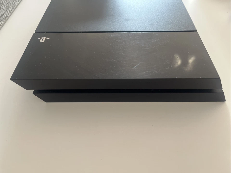 Sony PlayStation 4, photo 3 of 5