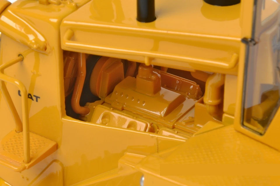 Caterpillar Cat D9L Dozer with Push Blade and Ripper - CCM 1:48 Scale Model New - Image 4 of 4