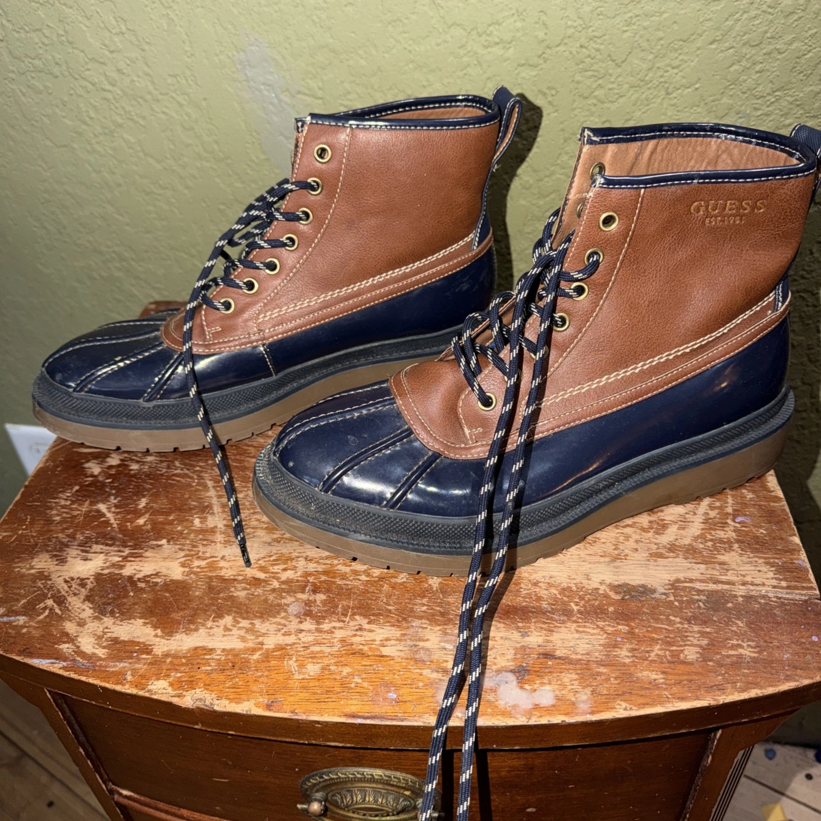 Guess Canfield women’s Boot Size 10 Leather And Rubber Brown/Dark Blue
Opens in a new window or tab