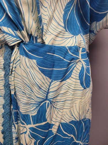 AMERICA & BEYOND blauer Blattdruck gehäkelt Kunsthalstuch Bluse Midi Maxikleid L NEU - Bild 4 von 17