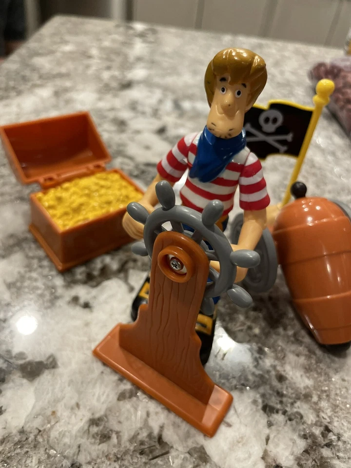 Figura peluda pirata Scooby Doo con cañón, cofre del tesoro, bandera y rueda de barco Foto 2 de 4
