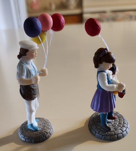 Disney Department 56 Figurines Parks Village Series Balloon Seller Heritage Set - Picture 4 of 7