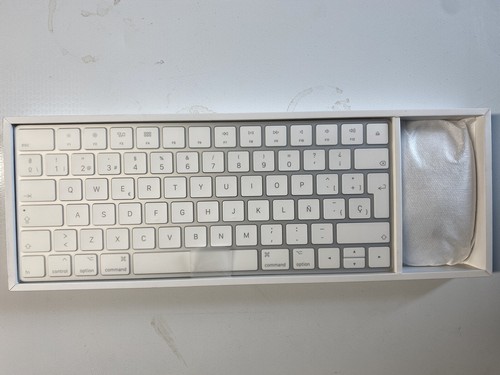 Apple Mac Pro (2013) Black + Cinema display + Wireless Keyboard/Mouse + more - Afbeelding 9 van 9