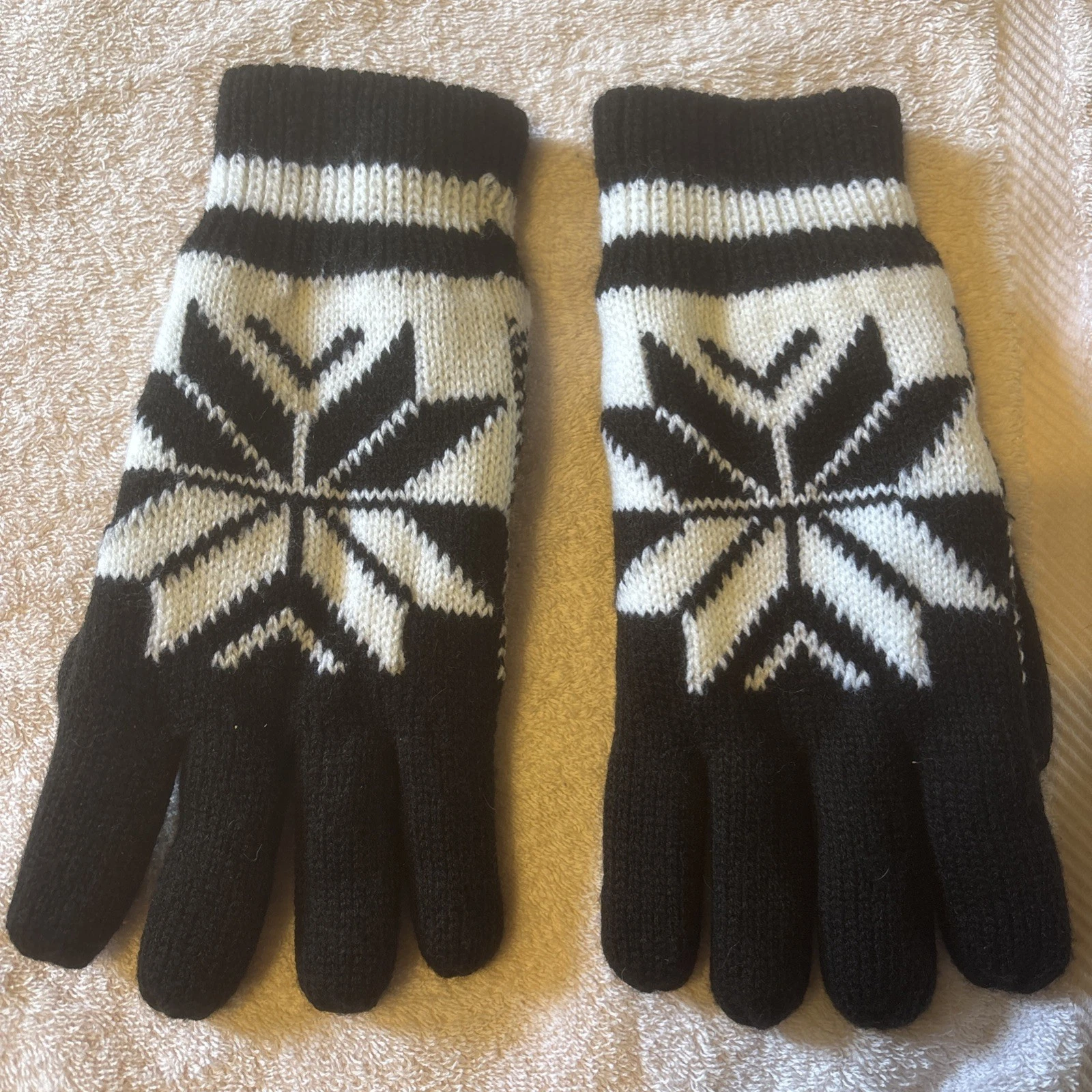 Pre-O Men’s Sz. Lrg. Black/White W/ Snowflake Winter Gloves/insulated/warm/poly