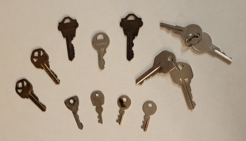 13 VINTAGE BRASS / METAL MISC. KEYS INCL. 2 PAIRS HOUSE SUITCASE PADLOCK WESLOCK