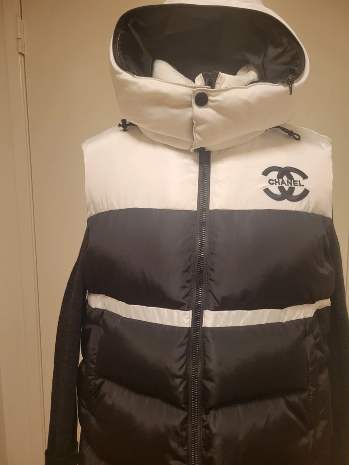 Colete com capuz feminino Chanel Puffer preto e branco 40 - Imagem 2 de 4