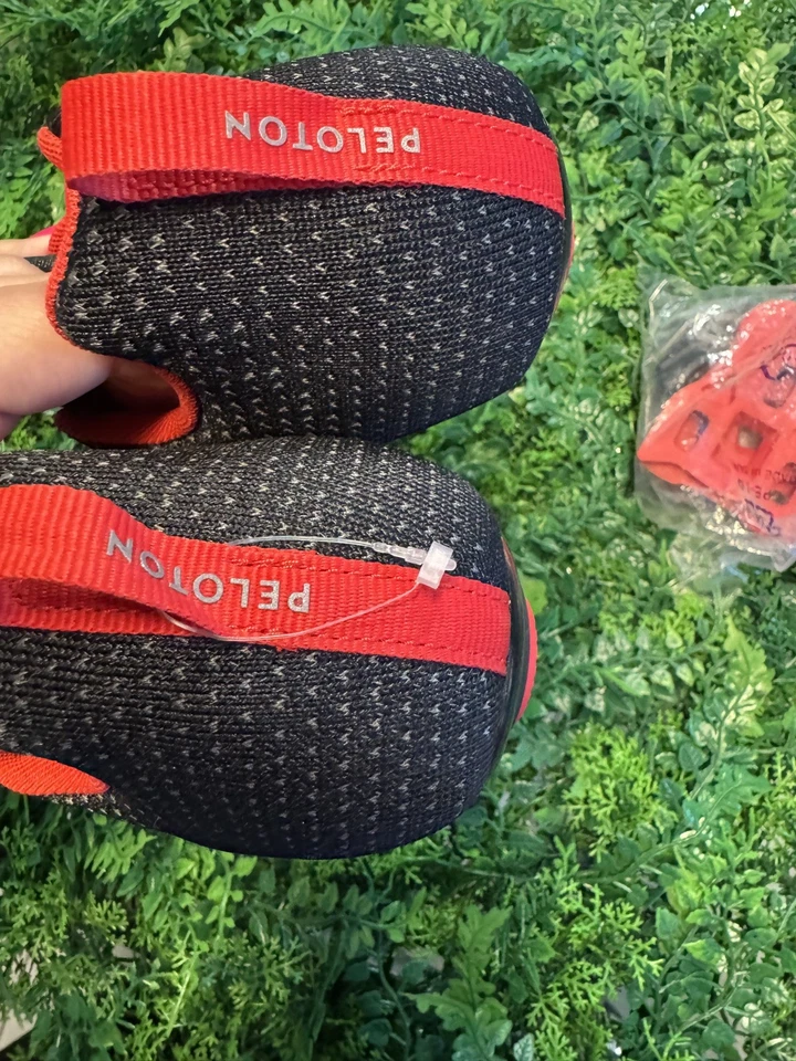 Zapatos de ciclismo unisex Peleton Altos para hombre 5,5 para mujer 7,0 negros y rojos Foto 3 de 4