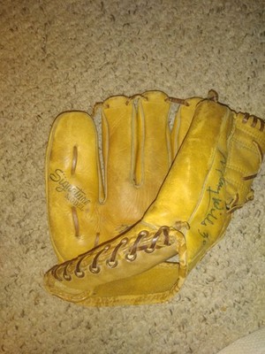 Vintage Maury Wills autographed signed Spalding leather  baseball glove