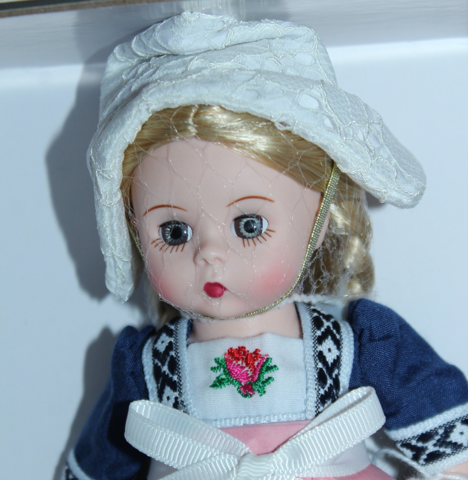 2022 MADAME ALEXANDER Boxed Doll NETHERLANDS 20529  Lot LH