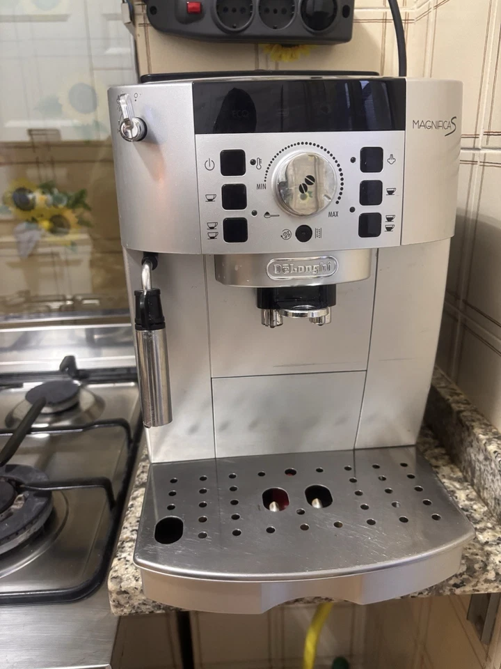 DeLonghi Magnifica S ECAM 22.110.SB, foto 2 di 2
