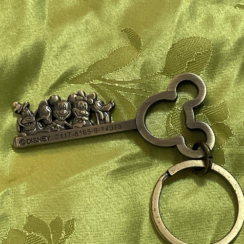 Menge 8 Emaille und Metall Schlüsselanhänger Nine West, Sakroots, Disney, Betsy Johnson - Bild 12 von 13