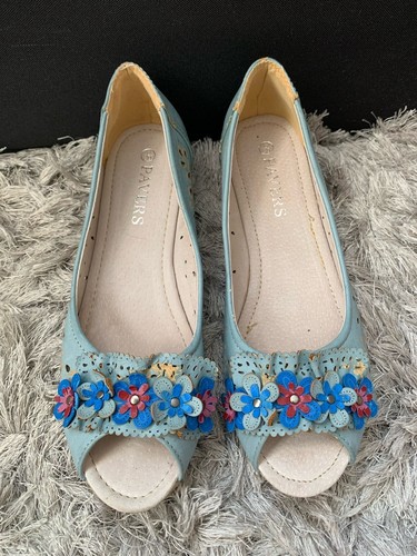 Pavers Ladies blue open toe flowers Sandals Size 6 new with defects