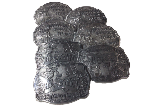 Menge 7 1997 Gürtelschnallen, 3 sind Hesston 50th Anniversary, 4 sind Hesston NFR