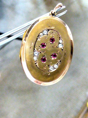 VICTORIAN 9 CT YELLOW GOLD RED AND CLEAR STONES PHOTO LOCKET 1 1/4" LOCKET - 第 6/21 張圖片
