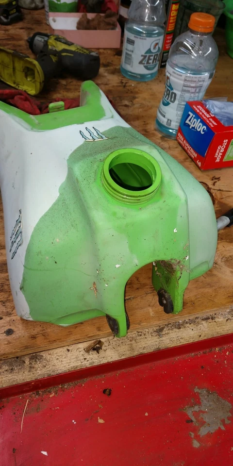 Kawasaki KX80 1985. Depósito de combustible de gas con llave de paso Foto 3 de 4