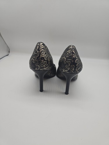 Tacones 'románticos' Carlos By Carlos Santana negros y dorados talla 8,5 - Imagen 5 de 8