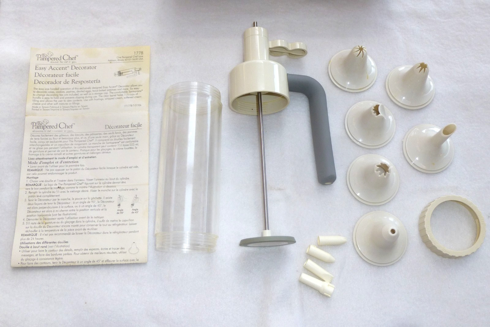 Pampered Chef Easy Accent Decorator #1778 Cake Frosting Kit Missing cap