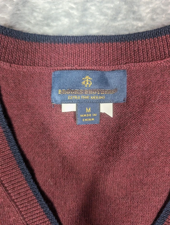 Chaleco Suéter Brooks Brothers Para Hombre Mediano Borgoña Extra Fino Merino Cuello en V Lana Foto 4 de 4