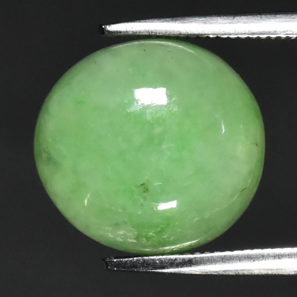 Jadeïte verte naturelle de Birmanie en cabochon ovale de 6,21 carats pour création de bijou