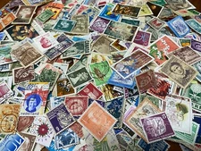 World stamp Assortment off paper 1000+ Vintage to modern