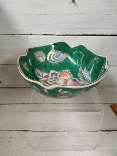 Antique Chinese Small Porcelain Bowl Floral Decoration Gold Accent, Decorative