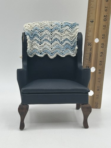 Silla Shackman para casa de muñecas muebles respaldo alado azul 4” de colección años 70 con tro de ganchillo - Imagen 15 de 18