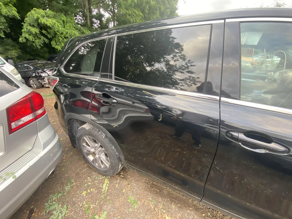 Used Rear Right Door Assembly Rear Side fits: 2015 Toyota Highlander w/o automat - Imagem 3 de 4