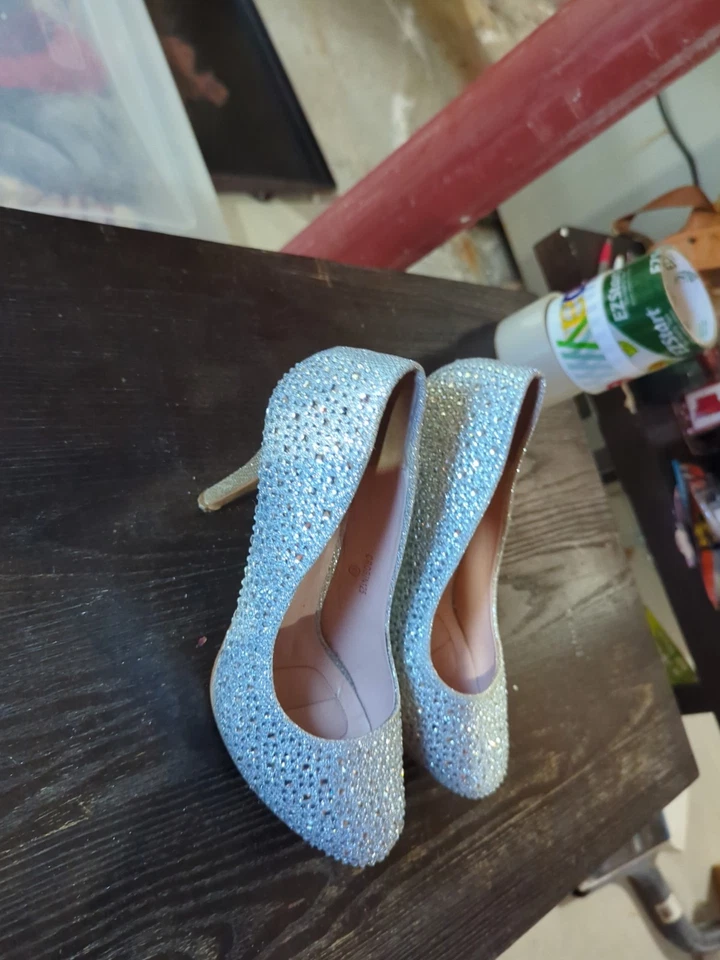 Туфли на каблуках со стразами DE Blossom Collection серебристые кружевные с открытым носком размер 8,5 - Изображение 2 из 4