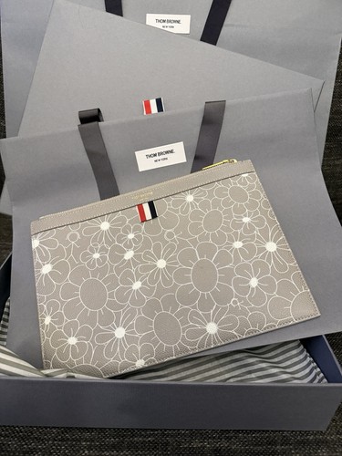 Pochette porta documenti Thom Browne $900 in pelle floreale nuova con etichette, Italia - Foto 1 di 9