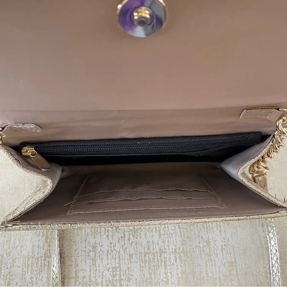 Bandolera/cartera de mano Jessica McClintock metálica dorada cocodrilo en relieve. Usado en excelente estado! Foto 4 de 4