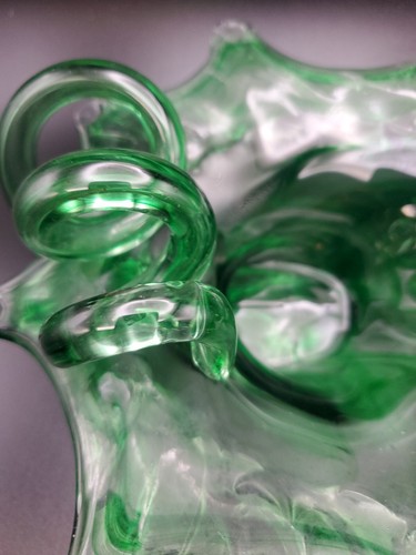 Vintage Handblown Swirled Green Art Glass Dish Grapevine Leaf Shaped W/Curly. - Picture 3 of 18